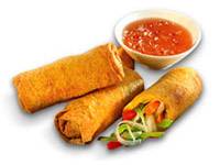 Arrolladitos primavera acompañados con salsa agridulce