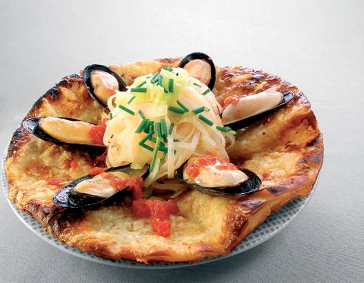 Mejillones y fideos de arroz en crocante de maíz