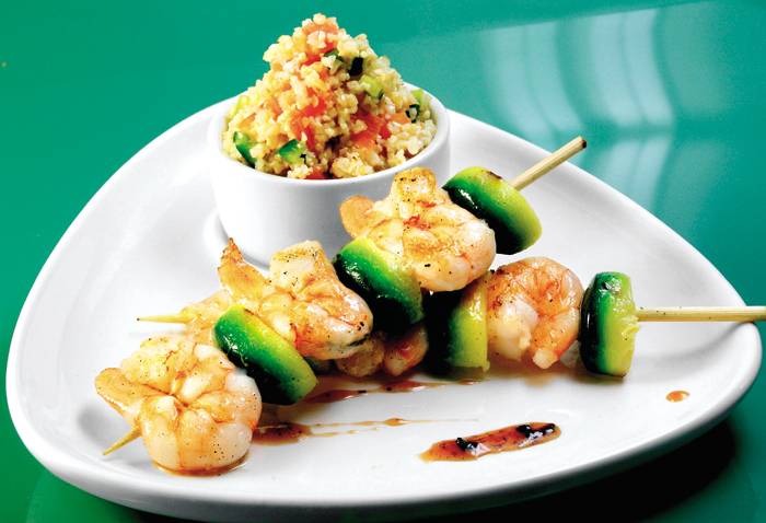 Pinchos de langostinos con ensalada de trigo