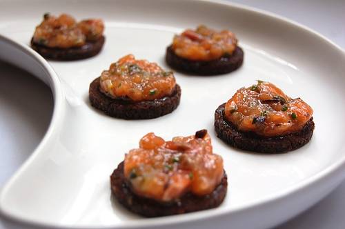 Tartare de salmón blanco con emulsión de hierbas frescas